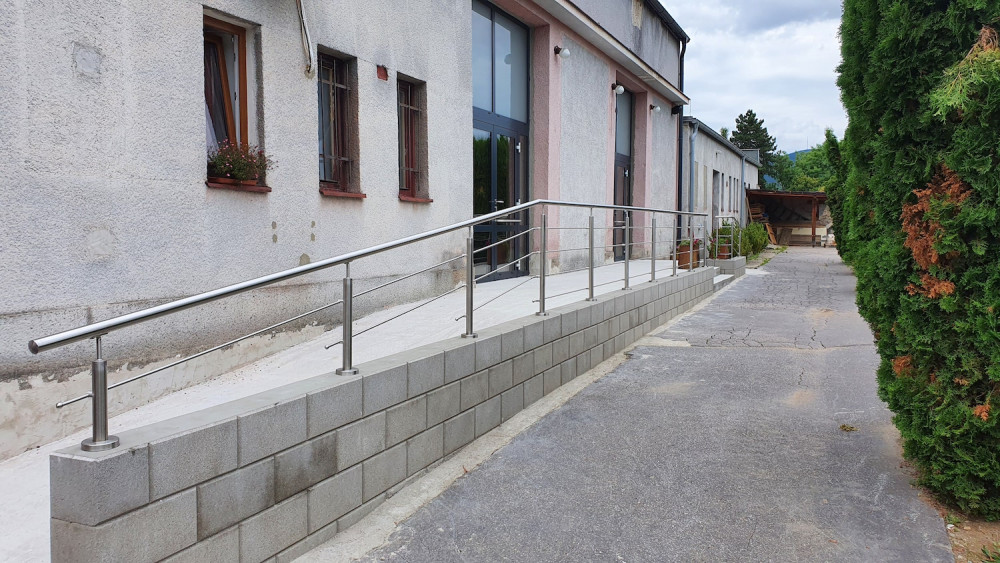 Oprava obřadní síně na českokrumlovském hřbitově vyšla na dva miliony korun. Práce budou pokračovat na podzim