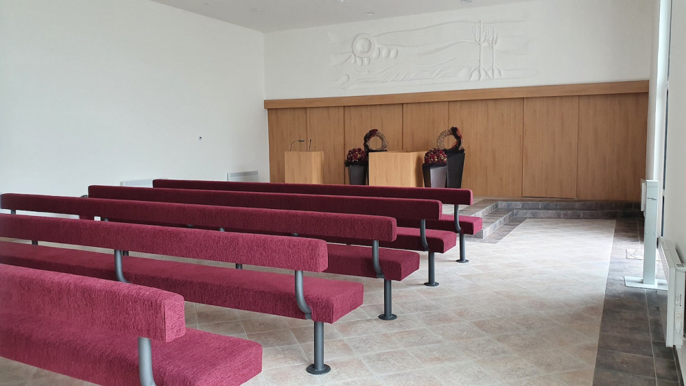 Oprava obřadní síně na českokrumlovském hřbitově vyšla na dva miliony korun. Práce budou pokračovat na podzim