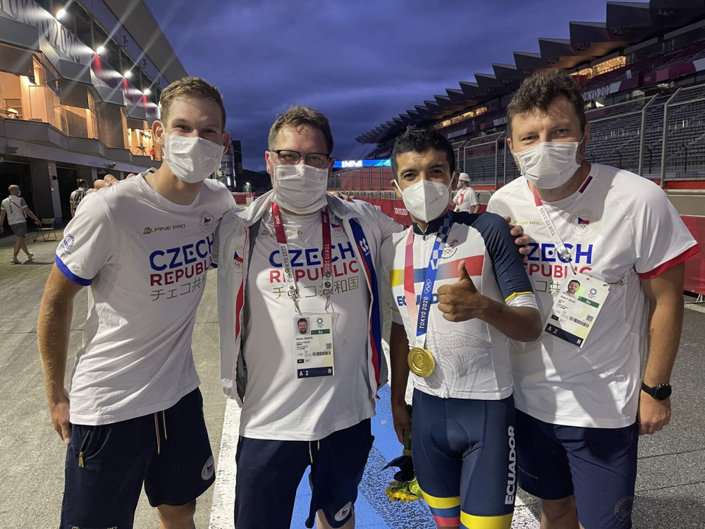 V Tokiu si cyklisté pod dres museli dávat led nasypaný do dámských punčoch, popisuje masér reprezentace