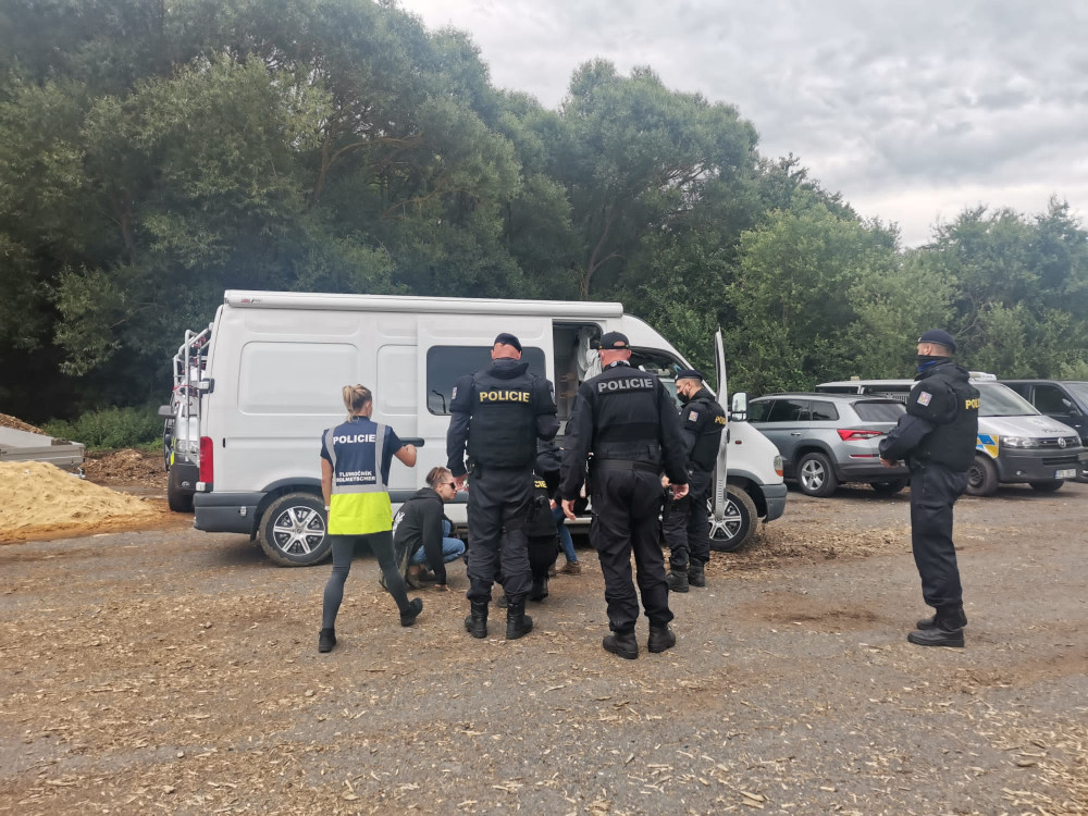 Technaři vypnuli soundystémy na freetekno party pod hradem Klenová podle dohody v 15.00 hodin