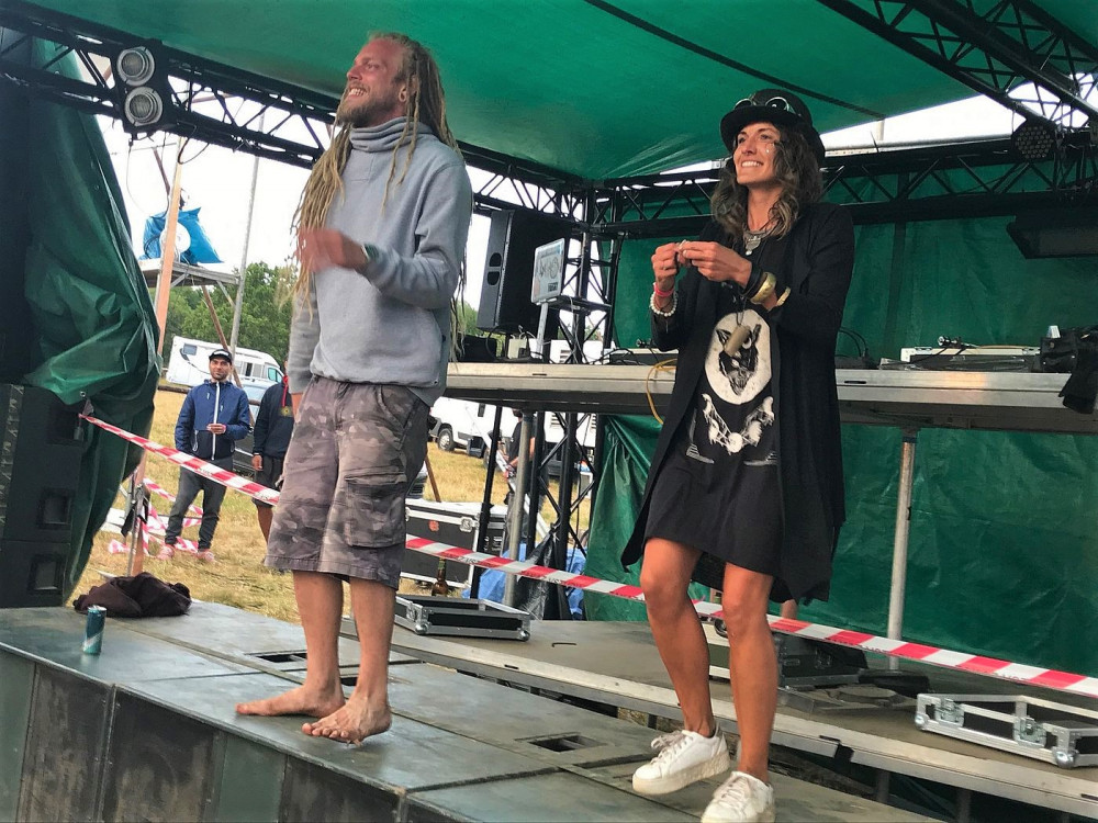 Technaři vypnuli soundystémy na freetekno party pod hradem Klenová podle dohody v 15.00 hodin