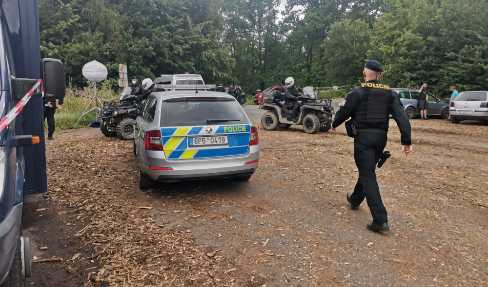 Technaři vypnuli soundystémy na freetekno party pod hradem Klenová podle dohody v 15.00 hodin