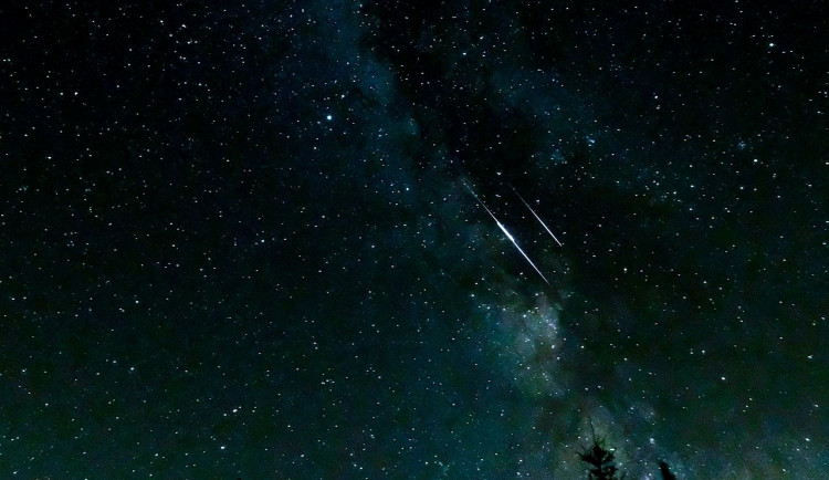 Noční obloha nabídne pohled na zářivý roj Perseid