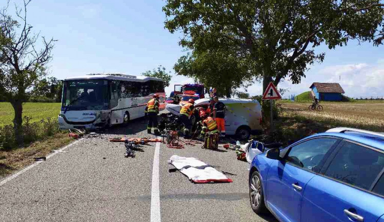 Na Brněnsku se srazilo auto s autobusem, na místě jsou zranění
