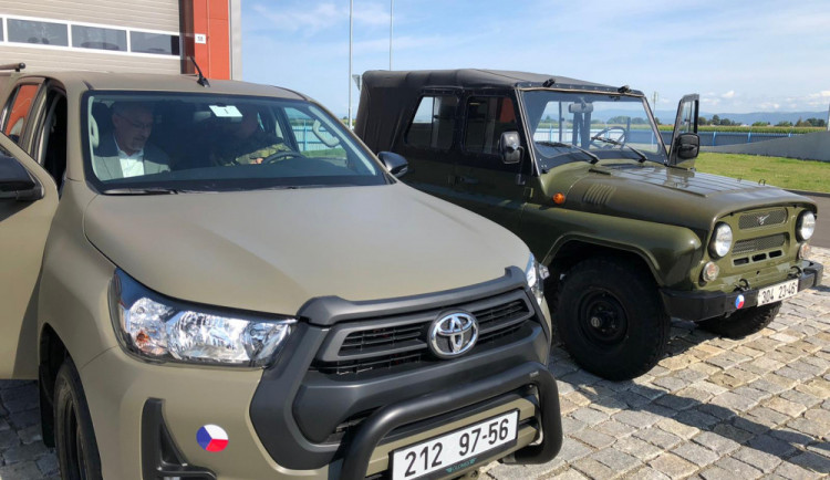 Vojáci si ve Štěpánově převzali první terénní Toyoty Hilux. Nahradí muzejní vozy UAZ.