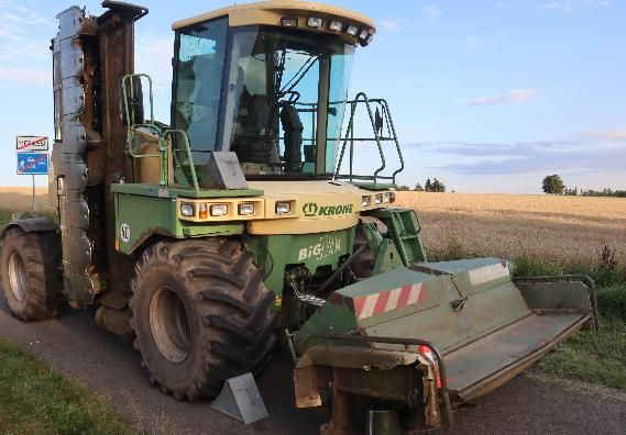 Cyklista spadl pod zadní kolo zemědělského stroje. Na místě zemřel