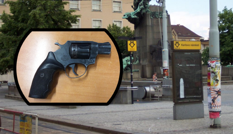 Opilý muž v Praze u stanice metra manipuloval se zbraní. Nikoho neohrožuji, hájil se