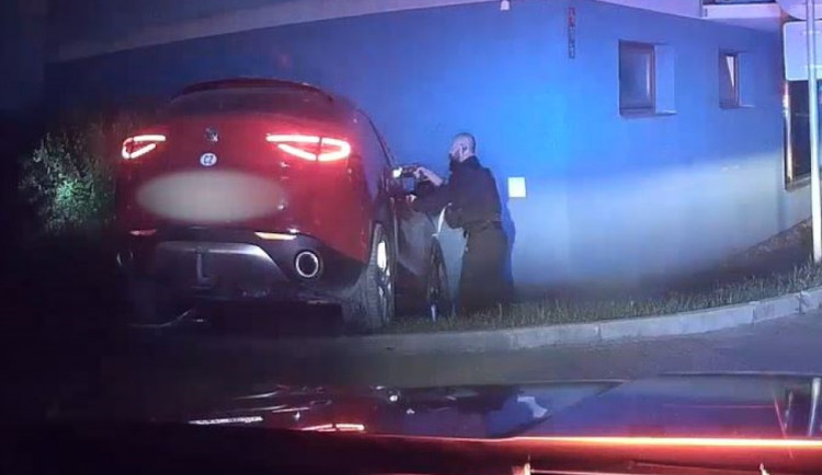Recidivista ujížděl policistům v kradeném autě. Neměl řidičák, odmítl test na drogy a naboural panelák