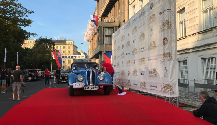 Prahu dnes ovládly historické vozy. Odstartoval závod 1000 mil československých