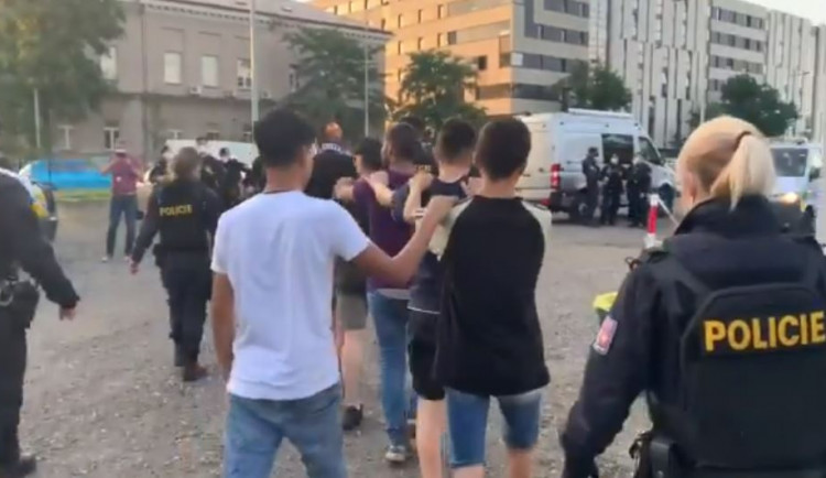 Při policejní honičce v Praze havarovala dodávka. Vyběhly z ní desítky migrantů, pátrala po nich policie