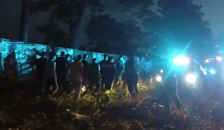 Policie zveřejnila záběry ujíždějící dodávky s migranty, která dnes havarovala v Praze