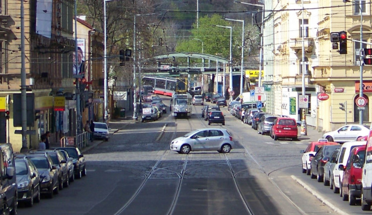 Kamion v Praze strhl troleje. Tramvaje jezdí odklonem