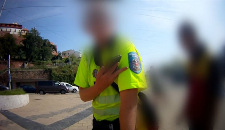 Po Brně chodil falešný pražský strážník. Službu mu překazili skuteční městští policisté