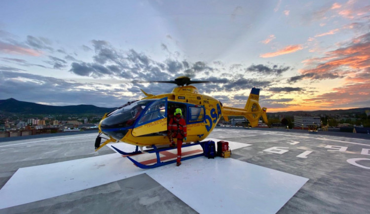 Motorkář havaroval v zatáčce a narazil do stromu. Utrpěl vážná zranění