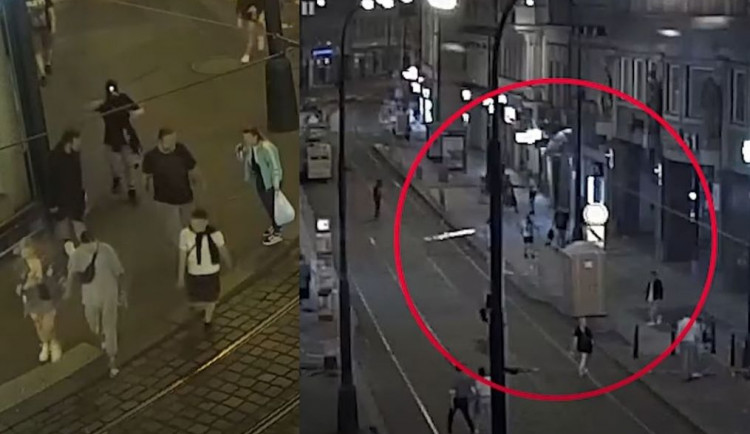 Útočníci brutálně napadli dva mladé muže v centru Prahy. Jednomu dupli na hlavu
