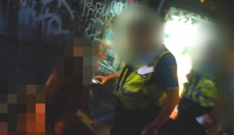 Opilé matky v Praze. Jednu podpíral její syn, druhá seděla na zastávce s tříletou holčičkou