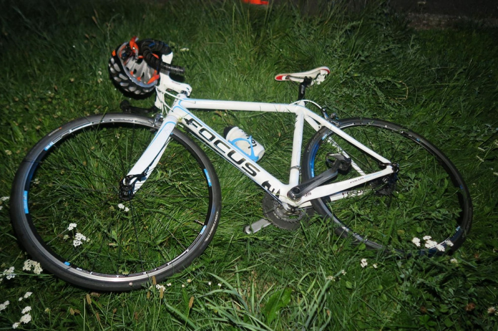 Alkohol za řídítky: Dva cyklisté havarovali, třetí jel na červenou přes železniční přejezd