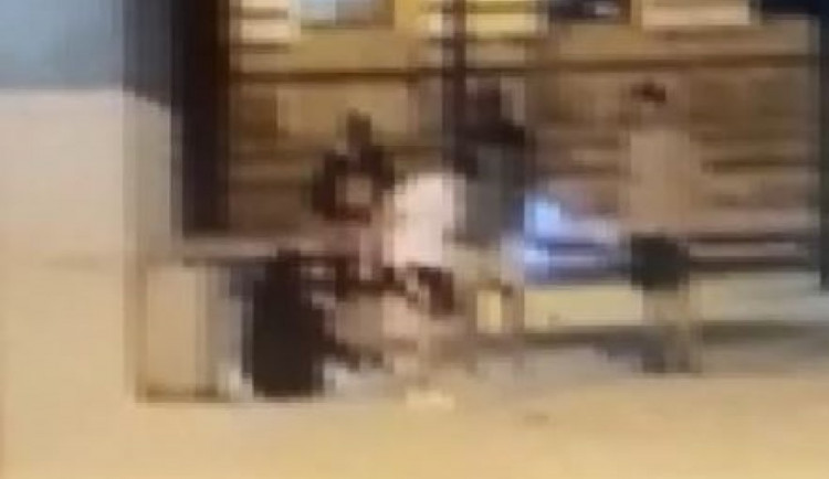 Mladíci se bavili ničením okolí Národního divadla. Jeden skončil s pouty na rukou na záchytce