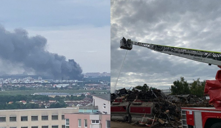 V Praze hořelo autovrakoviště. Byl vyhlášen druhý stupeň požárního poplachu