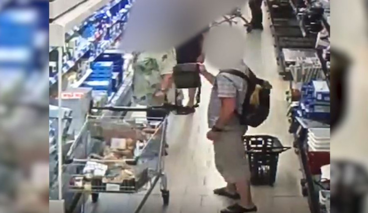 Muž okrádal seniorky a matky v obchodech. Ukradené peníze prohrál v automatech