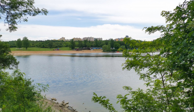 Muže uvěznilo bahno v přehradě. Čím víc se snažil dostat ven, tím hlouběji se propadal