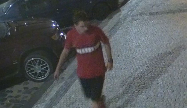 Pokus o znásilnění v Praze. Muž povalil ženu na zem, zacpal jí pusu a začal ji osahávat