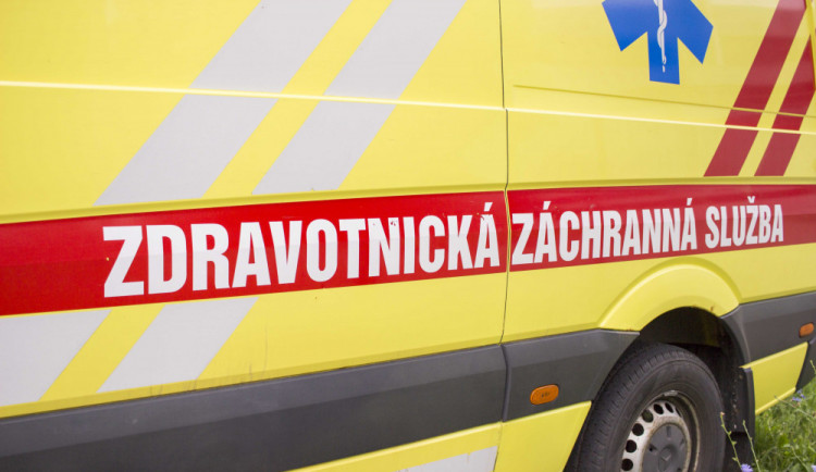 Mladý motorkář bez helmy a řidičského průkazu zemřel po nárazu do stromu