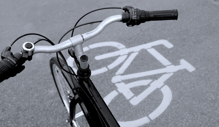 Brněnská cyklostezka mezi Kamennou a Anthroposem dostala nové osvětlení