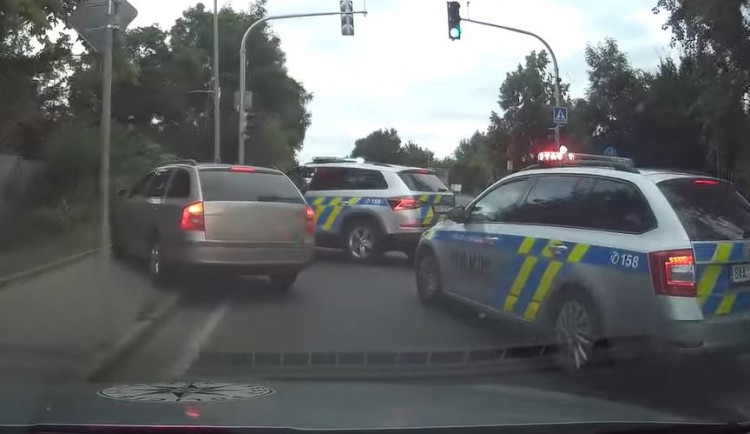Zkusil to, hoši, pěkná práce. Policisté zastavili řidiče na drogách ještě dřív, než začal ujíždět