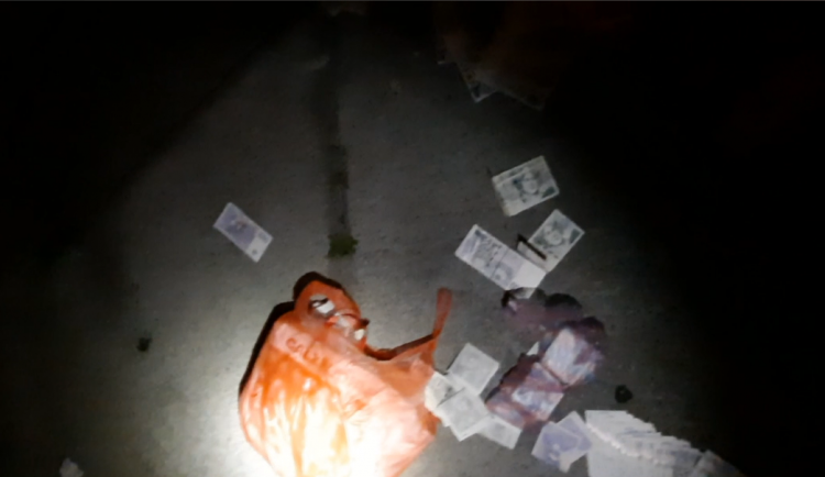 Muž v Brně pobíhal po bytě s nožem, rozbil okno a vyhazoval z něj bankovky