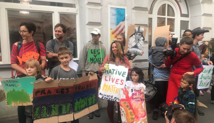 Asi dvacet protestujících dnes v centru Prahy podporovalo domorodce z Amazonie