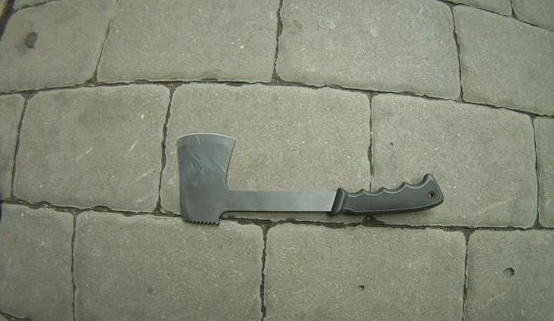 Muž v Brně ohrožoval lidi sekerou. Svědomí zpytoval na záchytce