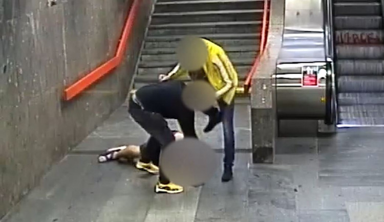 Cizinci brutálně napadli muže v metru, dupali mu na hlavu a okradli ho. Za dva dny je dopadla policie