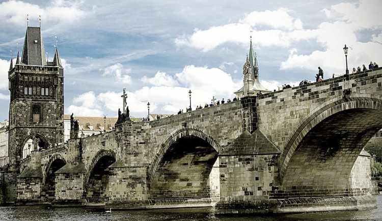 Dvanáctiletá dívka chtěla kvůli rodinným problémům skočit z Karlova mostu. Strážníci ji včas zastavili