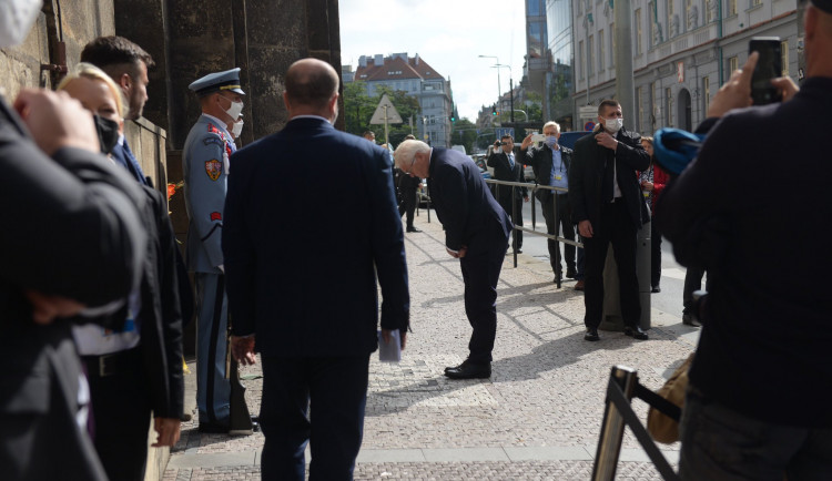 Steinmeier jako první německý prezident uctil památku výsadkářů.