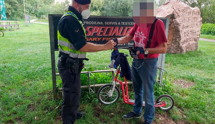 Děda jel děsně pomalu, tak jsem mu ujela. Sedmiletá cyklistka spustila pátrací akci