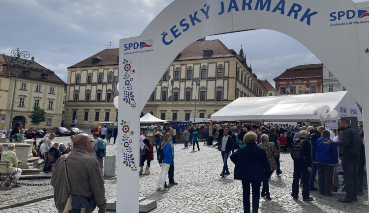 Brňan pozlobil Okamurovce, hlasitou hudbou narušil mítink