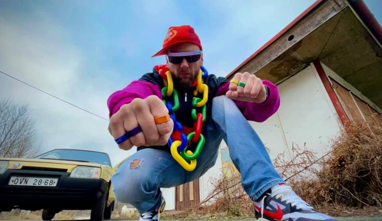 V Praze vystoupí nejvtipnější český rapper. Návštěvníci s mulletem mají vstup zdarma