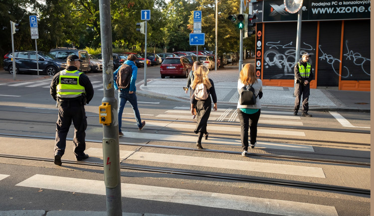 Školní rok je tady. Jaká jsou základní pravidla při přecházení silnice po přechodu a mimo něj?