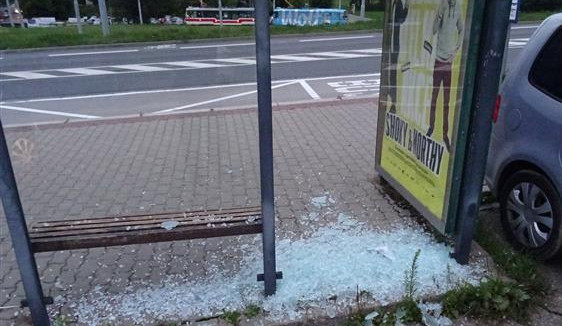 Mladý řidič vysklil autobusovou zastávku v Brně, z místa odjel