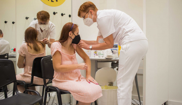 V očkovacím centru v Olympii dostalo vakcínu přes 16 tisíc lidí