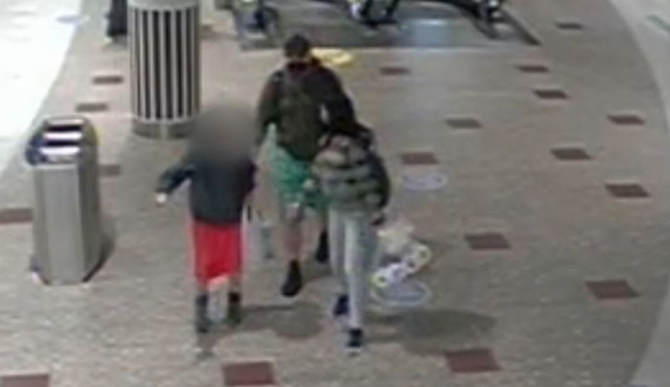 Dvojice nabídla seniorce pomoc s nákupem. Ta později zjistila, že jí chybí peníze a platební karty