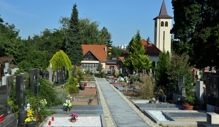 Ústřední hřbitov dostane ekologické chodníky, nové cesty má i hřbitov ve Slatině