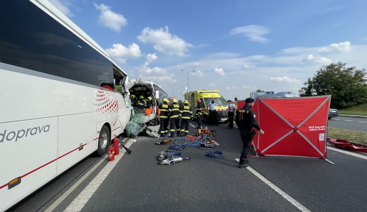 Vážná nehoda dvou autobusů uzavřela silnici ve směru na Pražský okruh