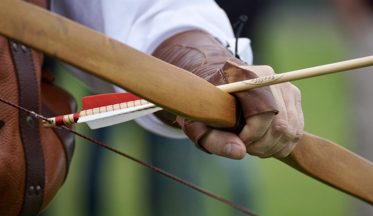 Na dělníky v Praze někdo vystřelil šíp z luku. Policie pátrá po svědcích