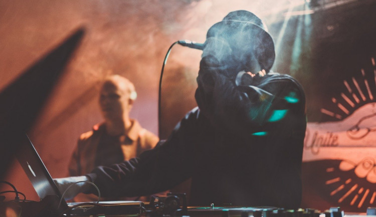 Regulace tance a rozestupy. Brněnské hudební kluby volají po zrušení opatření