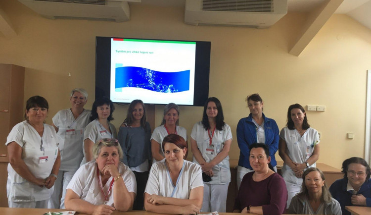 Při léčbě ran pomáhají ranhojičkám z brněnské nemocnice i larvy