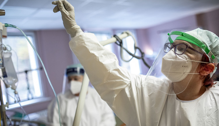 Ve druhé polovině září může být 500 hospitalizovaných s covidem-19, zní odhady