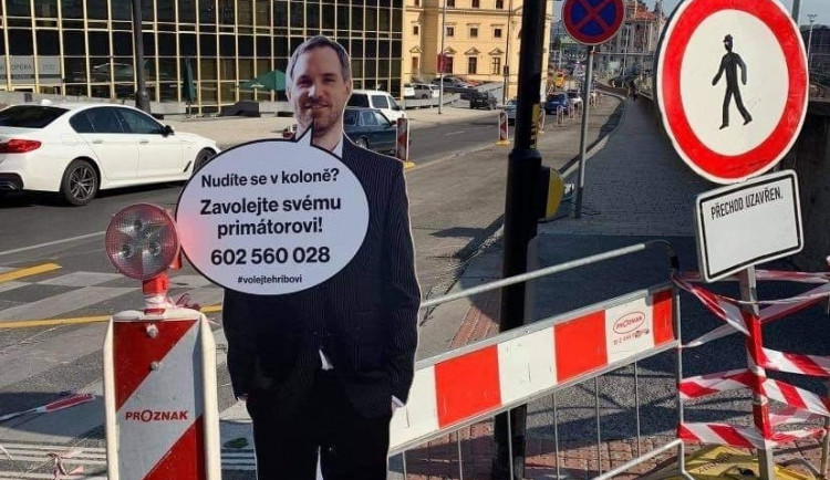 Nudíte se v koloně? Zavolejte svému primátorovi! U největších kolon v Praze někdo rozmístil podobizny Hřiba