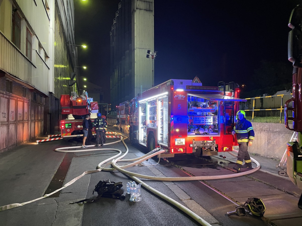 Při požáru v Praze hasiči evakuovali 24 osob. Byl vyhlášen druhý stupeň poplachu